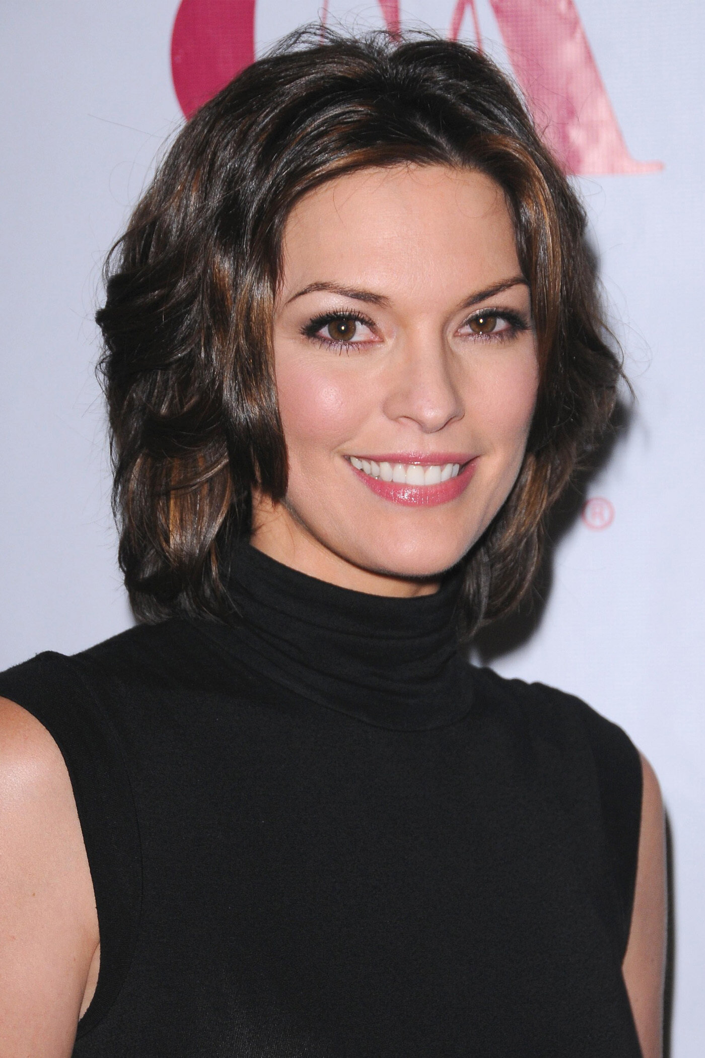 Alana De La Garza as Special Agent in Charge Isobel Castile in FBI: Most Wanted Alana De La Garza as Special Agent in Charge Isobel Castile in FBI: Most Wanted